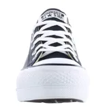Championes Converse All Star Chuck Taylor Lift con plataforma, color negro con detalles en blanco.