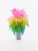 Peluca multicolor con corte mohicano y estilo punk rock.