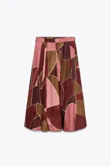 Falda midi de tiro alto confeccionada en hilatura de algodón con estampado geométrico multicolor. Detalle de pliegues en cintura y bajo evasé. Cierre con cremallera oculta en costura.