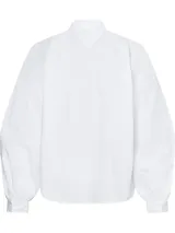 Camisa blanca de algodón orgánico con corte amplio y mangas raglán, ideal para un estilo fresco.