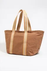 Bolso maxi de nylon color marrón con estructura blanda y doble asa de tejido con detalles en cuero. Incluye bolsillo interior, cierre con cremallera y placa metálica con logo grabado.