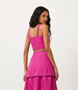 Blusa musculosa cropped color fucsia con bordado paisley, escote cuadrado y latex en la espalda.