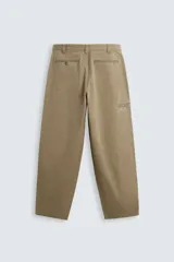 Pantalón color caqui de corte amplio, con pinzas en la cintura, bolsillos laterales y traseros con botón.