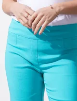 Pantalón capri verde esmeralda de gabardina elastizada, marca Zac & Reachel. Pretina ancha elastizada. Delantera con bolsillos simulados. Trasera con bolsillos simulados.