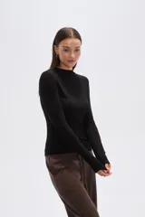 Remera negra de manga larga con cuello alto, confeccionada en viscosa y elastano, de corte ajustado.