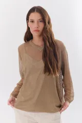 Sweater de punto calado color camel, con escote en V y mangas largas.