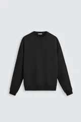 Sudadera negra de cuello redondo y manga larga, corte relaxed fit y terminaciones en rib.
