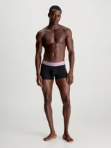 Pack de tres bóxers Calvin Klein de corte bajo, confeccionados en microfibra negra con cinturilla elástica plateada con el logo de la marca.