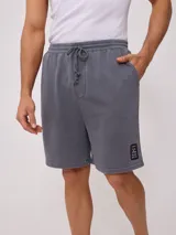 Short gris de felpa con corte holgado y cintura con cordón ajustable.