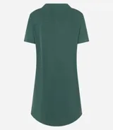 Vestido corto de mujer, estilo camiseta, color terracota/óxido, con escote redondo, mangas cortas y bolsillos laterales. El bajo es redondeado.