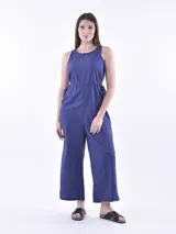 Mono largo azul con corte palazzo, sin mangas y con cintura ajustable con cordón.