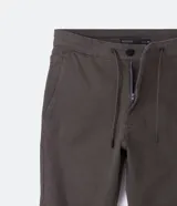 Pantalón jogger negro liso, con cintura elástica ajustable con cordón y bolsillos laterales.