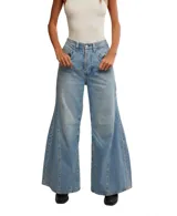 Pantalón de jean celeste claro, de corte holgado y pierna acampanada.