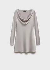Minivestido de satén color gris claro, con cuello drapeado y mangas largas.