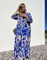 Vestido largo con estampado abstracto en azul y crudo, con escote en V y mangas 3/4.