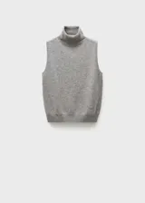 Top gris de lana sin mangas con cuello alto.