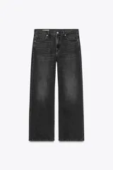 Pantalón de jean negro con lavado gastado, corte wide leg y tiro medio.