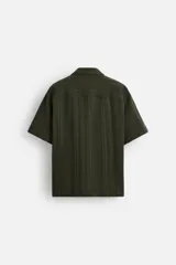 Camisa verde militar de manga corta con cuello bowling, corte relaxed fit y cierre frontal con botones.