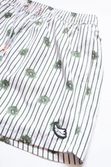 Short de baño blanco con rayas verticales finas color verde oliva y estampado de flores de sol en verde oliva.