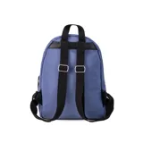 Mochila de tela color blanco con diseño capitoneado en la parte superior y textura tipo telar en la parte inferior. Tiene correas negras ajustables, asa superior y bolsillo frontal amplio. Incluye compartimento interno para iPad.
