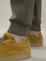 Pantalón de jogging negro con cintura elástica y cordón ajustable.