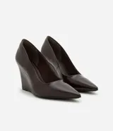 Zapato de tacón tipo anabela color marrón oscuro, con punta fina y confeccionado en material sintético.