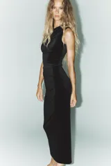 Vestido midi de terciopelo negro, con cuello redondo, sin mangas y detalle drapeado en el frente.