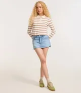 Blusa polo de manga larga con rayas horizontales color crema y marrón. Tiene cuello clásico con botones y puños con botones.