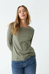 Remera negra de algodón, de corte recto, manga larga y cuello redondo.
