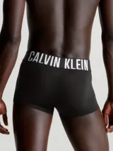 Pack de tres bóxers Calvin Klein de microfibra negra, corte trunk, con cintura elástica con el logo de la marca en blanco.