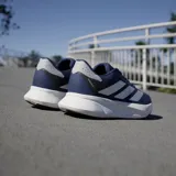 Championes Adidas Duramo SL 2, color azul marino con detalles plateados. Capellada de malla transpirable, mediasuela LIGHTMOTION y suela de goma Adiwear.