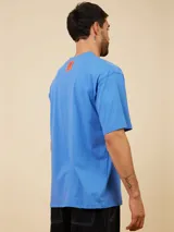 Remera de algodón verde con estampado gráfico en el pecho, de corte cómodo y manga corta.
