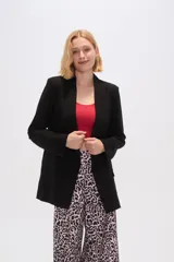 Blazer color beige de lino, con cuello solapa, corte holgado y bolsillos laterales.