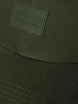 Gorro verde militar con visera, cierre trasero con hebilla metálica y logo bordado en el frente.