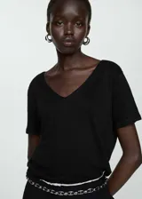 Camiseta celeste de lino con cuello en V y mangas cortas.
