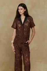 Camisa marrón de encaje con cuello solapa negro y mangas cortas.