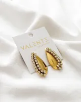 Pendientes de acero dorado con diseño en forma de lágrima, adornados con piedras brillantes.