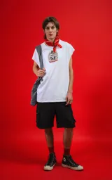 Sudadera sin mangas de calce oversize, color blanco, confeccionada en algodón premium. Presenta un estampado frontal con una calavera con sombrero de copa y dos personajes estilo Mickey Mouse, con el texto "CHILLED & BONE".