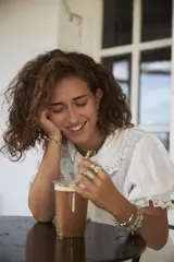 Aros colgantes de bronce con forma irregular.