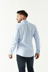 Camisa blanca de hombre, de corte slim, con cuello italiano y logo bordado.