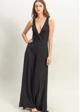 Mono largo negro con escote en V y detalle de nudo en el centro del busto.