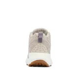 Bota de trekking color beige, de caña media, con tecnología OutDry™ que la hace impermeable y transpirable. Cuenta con sistema Navic Fit™ para mayor comodidad y estabilidad, entresuela TechLite+™ para amortiguación y suela Adapt Trax™ para tracción en terrenos secos o mojados.
