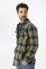 Camisa de franela escocesa con cuello, cierre frontal con botones, dos bolsillos con solapa abotonada en el pecho y corte recto.