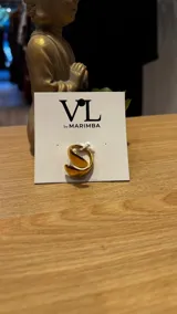 Anillo dorado regulable con diseño moderno.