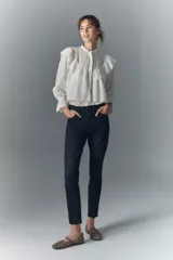 Jean de tiro medio-alto, calce slim con pierna semi recta, en denim negro con elastano y lavado suavizado.