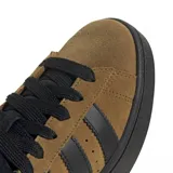 Championes Adidas Campus 00s color marrón con detalles en negro, incluyendo las tres tiras laterales características de la marca.