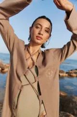 Túnica larga color chocolate confeccionada en lino y rayón, con bordado a tono en el delantero y lazos ajustables. Presenta tajos laterales.