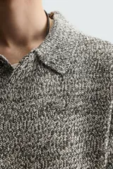 Polo de hombre de punto con brillo, corte regular fit, cuello solapa con cierre de botones, manga corta y terminaciones en rib.