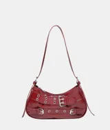 Bolso tipo baguette color rojo con detalles de hebillas y ojalillos metálicos.
