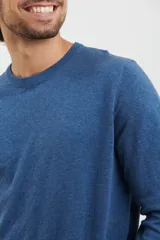 Sweater color naranja, de corte clásico con tejido suave y manga larga.